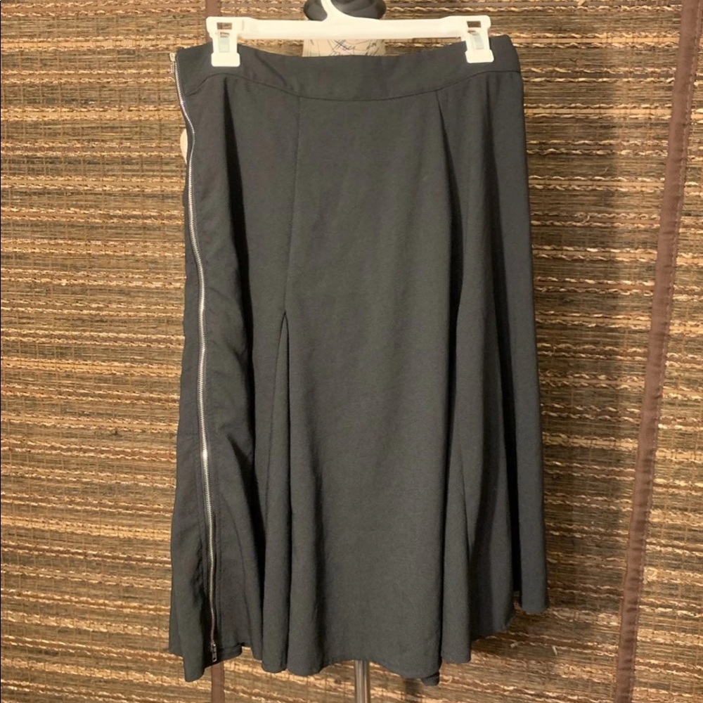 Side zip for and flair black skirt